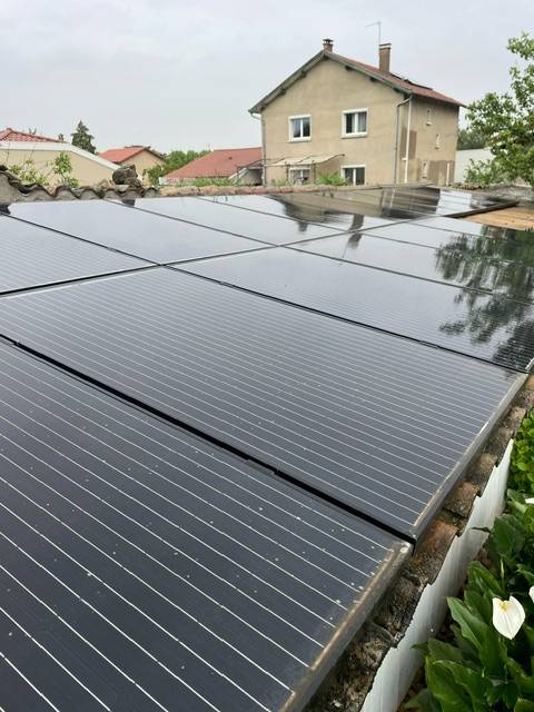 Robot nettoyeur de panneaux solaires à Neuville-sur-Saône en Rhône-Alpes, près de Lyon : Nettoyez jusqu'à 1500 m² par heure en toute sécurité !
