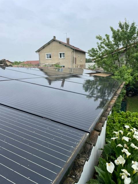 Robot nettoyeur de panneaux solaires à Neuville-sur-Saône en Rhône-Alpes, près de Lyon : Nettoyez jusqu'à 1500 m² par heure en toute sécurité !