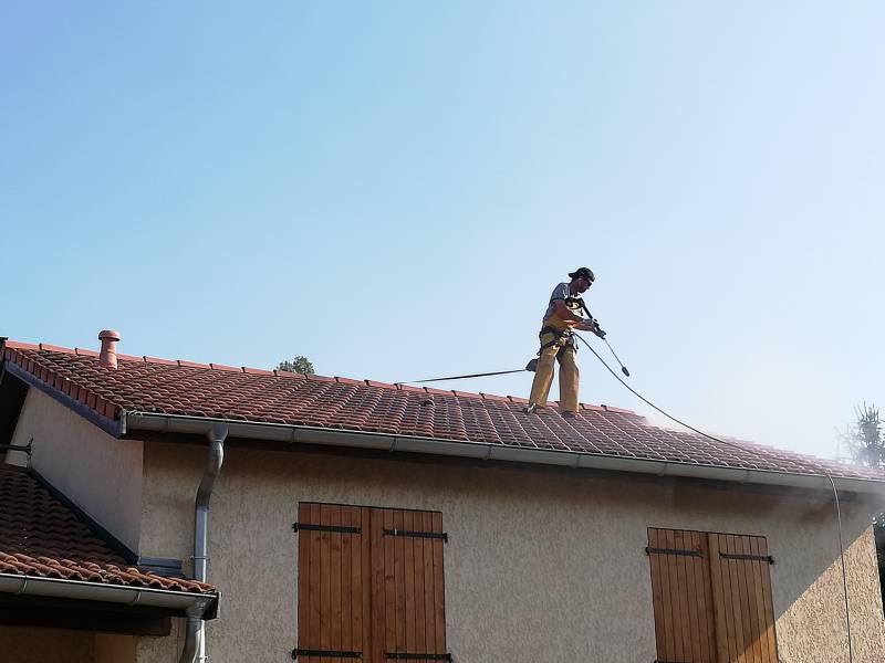 Nettoyage de toiture avec traitement sur la Commune du Bois d'oingt