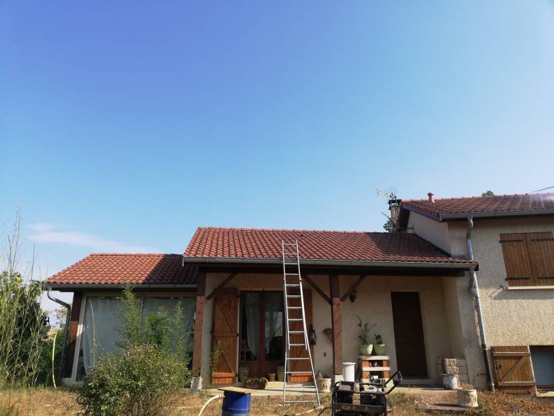 Nettoyage de toiture avec traitement sur la Commune du Bois d'oingt