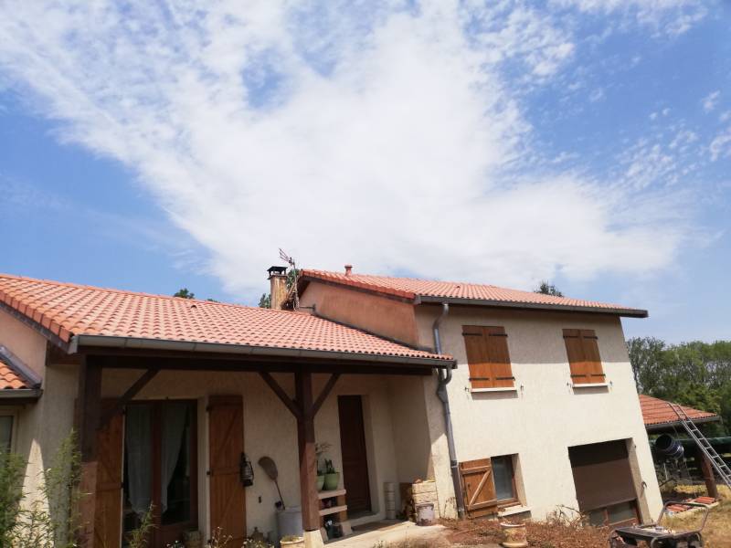 Nettoyage de toiture avec traitement sur la Commune du Bois d'oingt