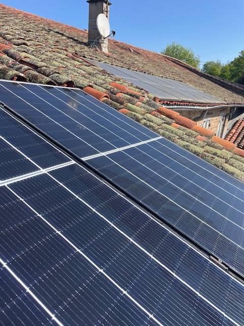 Particuliers et professionnels à Dardilly dans l'Ouest lyonnais, près de Lyon : Maximisez le rendement de vos panneaux solaires grâce au nettoyage par robot