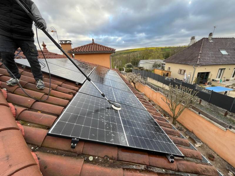 Plateformes agricoles et abris de parking dans les Communes des Monts d'Or lyonnais, près de Lyon : L'efficacité de notre robot de lavage photovoltaïque