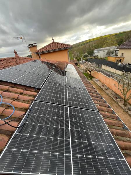 Plateformes agricoles et abris de parking dans les Communes des Monts d'Or lyonnais, près de Lyon : L'efficacité de notre robot de lavage photovoltaïque