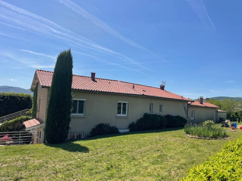 Nettoyage de toiture à L'Arbresle dans le Rhône, près de Lyon : Tarif de 15€ à 25€ le m² selon la configuration