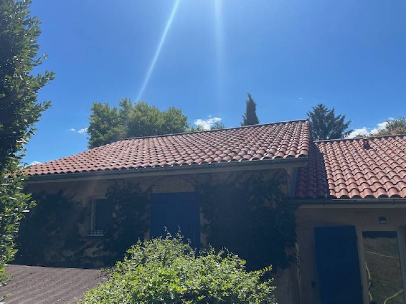 Réglementation : Travaux de toiture et règles de voisinage à Marcy-l'Étoile près de Lyon.