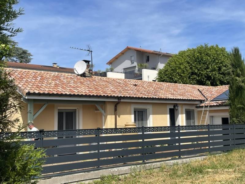 Nettoyage de toiture en tuiles terre cuite ou ciment par un professionnel à l’Arbresle et à l’ouest de Lyon