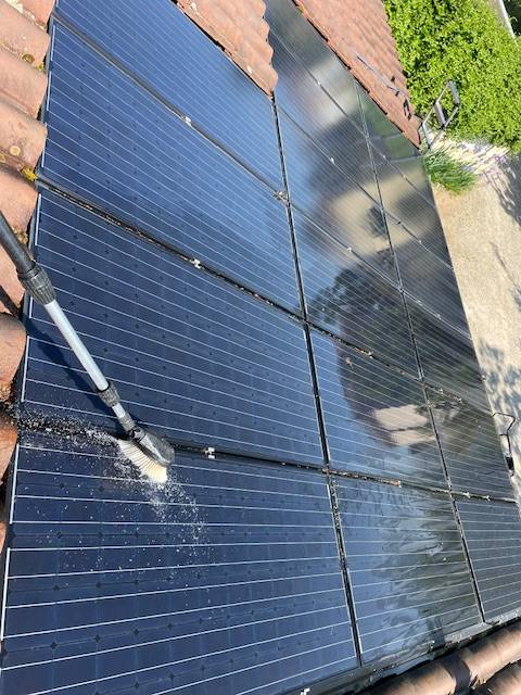 Nettoyage de panneaux photovoltaïques à Dardilly dans l'Ouest lyonnais, près de Lyon : Prix de 1€ à 30€ par panneau