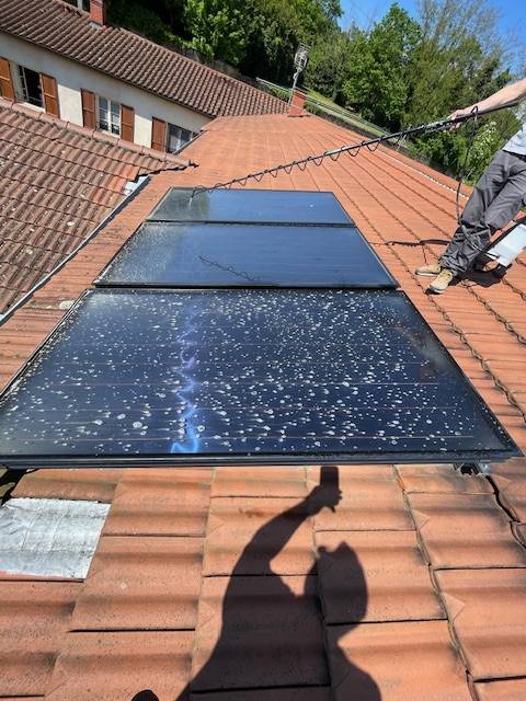 Nettoyage de panneaux photovoltaïques à Dardilly dans l'Ouest lyonnais, près de Lyon : Prix de 1€ à 30€ par panneau