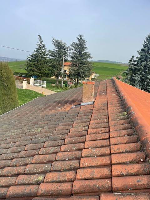 Nettoyage de toiture à L'Arbresle dans le Rhône, près de Lyon : Tarif de 15€ à 25€ le m² selon la configuration