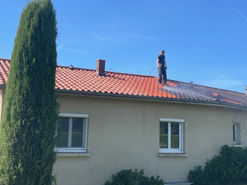 Nettoyage de toiture à L'Arbresle dans le Rhône, près de Lyon : Tarif de 15€ à 25€ le m² selon la configuration