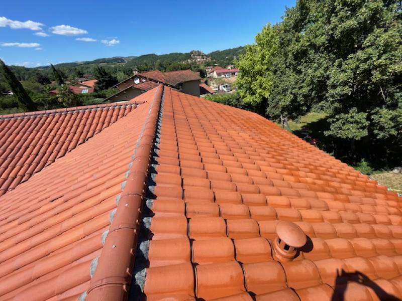 Réglementation : Travaux de toiture et règles de voisinage à Marcy-l'Étoile près de Lyon.