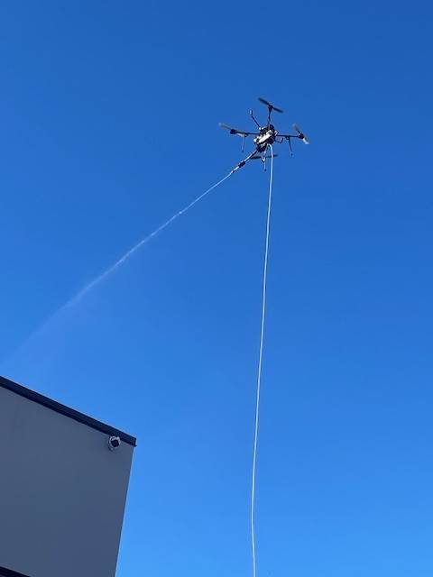 Traitement anti-mousse de châteaux et monuments historiques dans les Communes des Monts d'Or lyonnais, près de Lyon : L'expertise de notre drone certifié