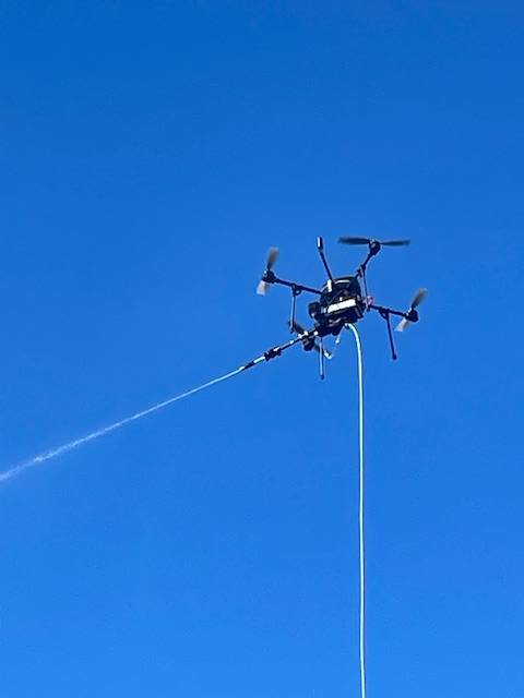 Lavage de bardages et entrepôts à L'Arbresle dans le Rhône, près de Lyon : Le travail en grande hauteur sécurisé par drone