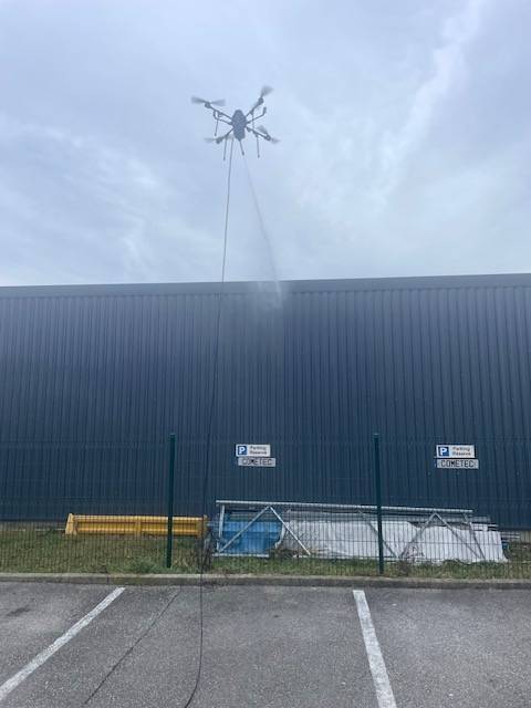 Intervention par drone à Neuville-sur-Saône en Rhône-Alpes, près de Lyon : Nettoyage de bâtiments sans nacelle avec des produits normés