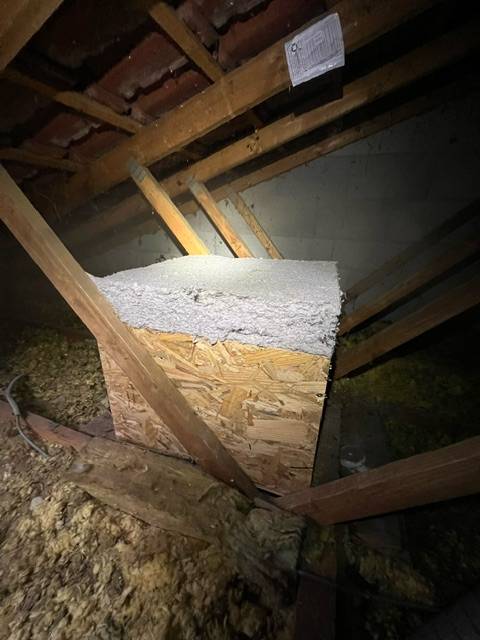 rehausse en bois de la trappe d'accès avec son isolant