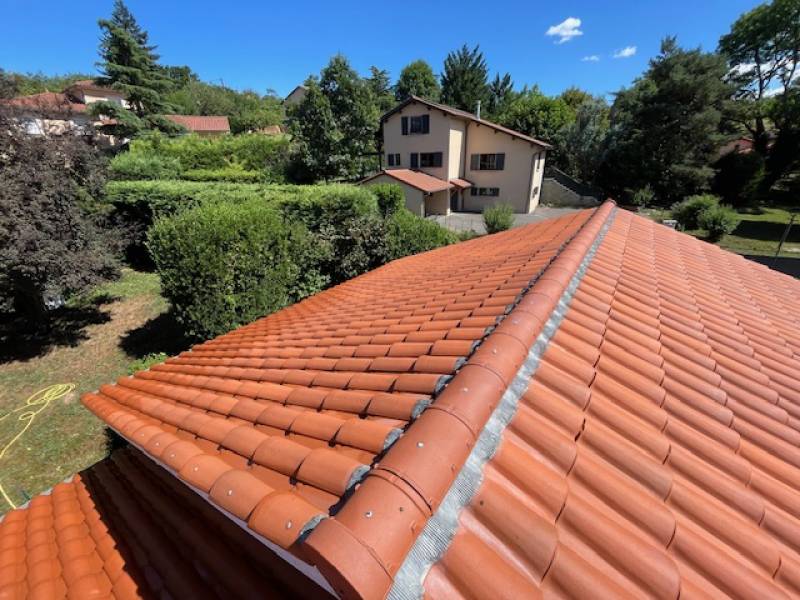 Réglementation : Travaux de toiture et règles de voisinage à Marcy-l'Étoile près de Lyon.