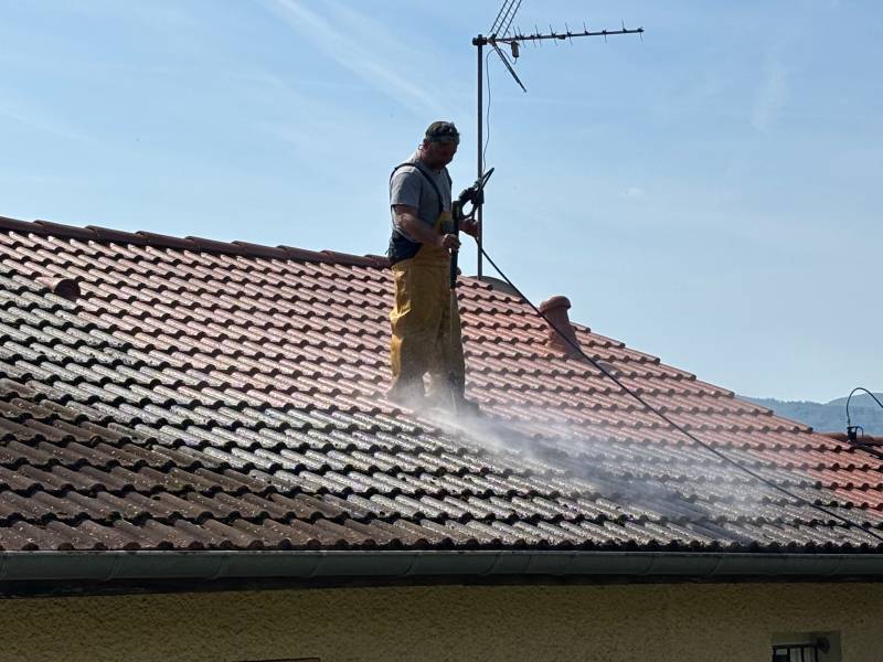 Saisonnalité : Quel est le meilleur mois pour faire nettoyer son toit à Saint-Genis-les-Ollières près de Lyon ?