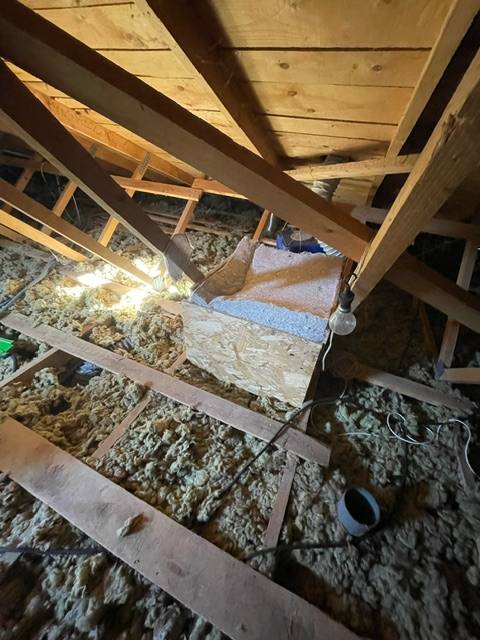 Rehausse de trappe d'accès en bois avec son isolant