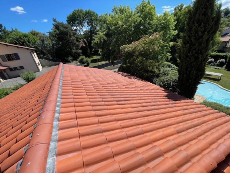 Réglementation : Travaux de toiture et règles de voisinage à Marcy-l'Étoile près de Lyon.