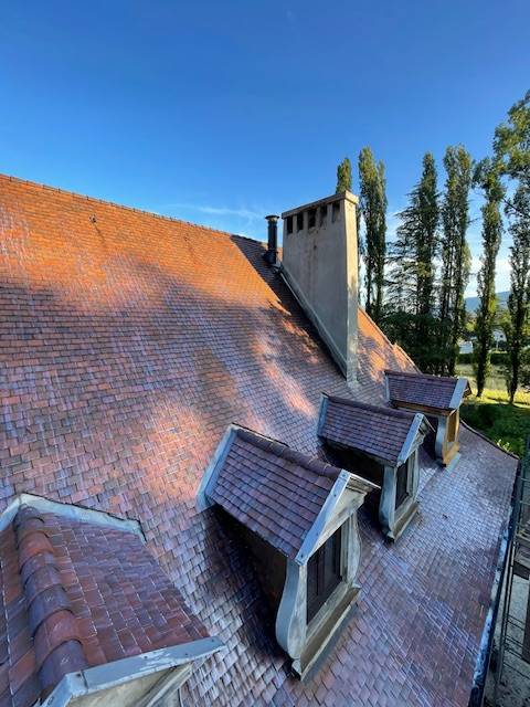 Pourquoi nettoyer votre toiture à Dommartin