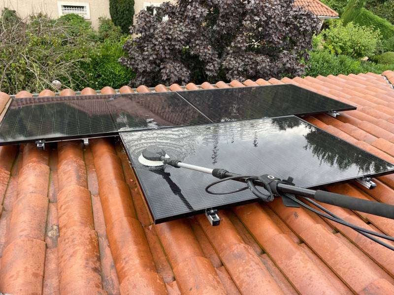 Travaux de nettoyage de panneaux photovoltaïques sur la région Lyonnaise