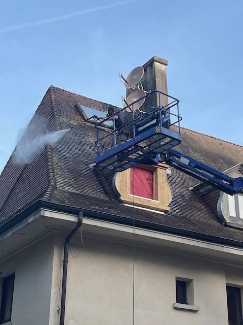 Pourquoi nettoyer votre toiture à Dommartin