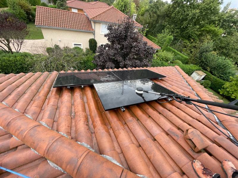 Travaux de nettoyage de panneaux photovoltaïques sur la région Lyonnaise