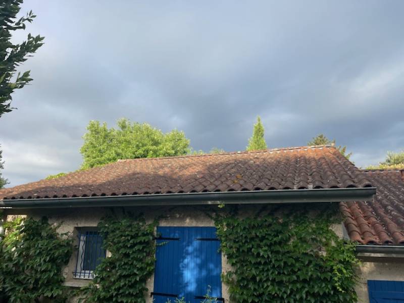 Réglementation : Travaux de toiture et règles de voisinage à Marcy-l'Étoile près de Lyon.