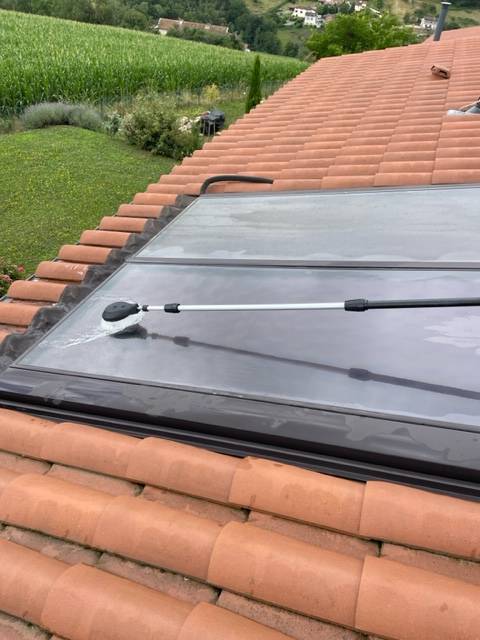 Les erreurs à éviter lors du nettoyage de vos panneaux solaires dans l'Ouest Lyonnais
