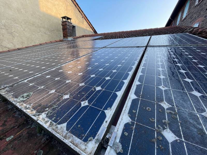 Nettoyage de panneaux photovoltaïques à Dardilly dans l'Ouest lyonnais, près de Lyon : Prix de 1€ à 30€ par panneau
