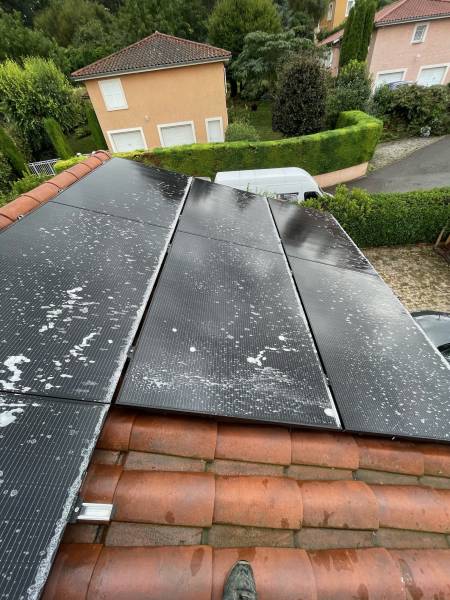 Travaux de nettoyage de panneaux photovoltaïques sur la région Lyonnaise