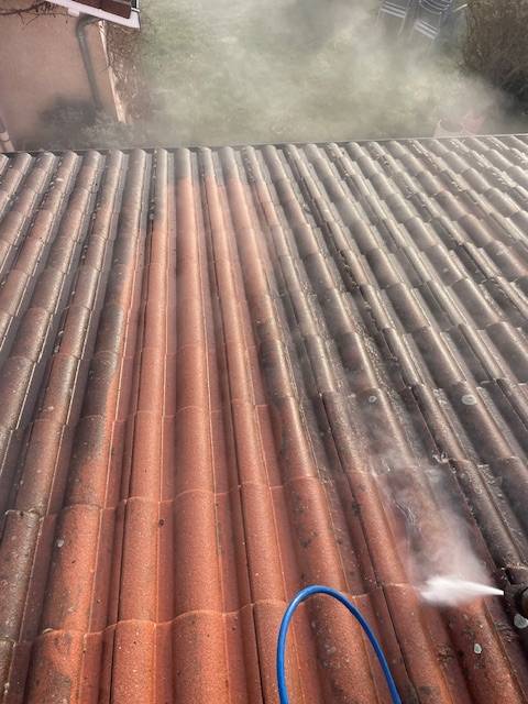 Le guide 2026 du nettoyage de toiture à haute pression près de Lyon avec Stéphane Martinez Isolation