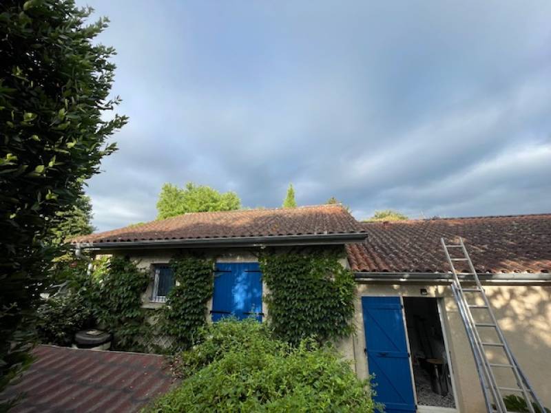 Réglementation : Travaux de toiture et règles de voisinage à Marcy-l'Étoile près de Lyon.